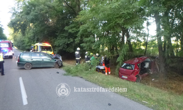 Front&aacute;lisan &uuml;tk&ouml;z&ouml;tt k&eacute;t aut&oacute; h&eacute;tfőn Barcs &eacute;s Szulok k&ouml;z&ouml;tt
