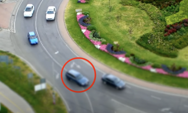 Piros l&aacute;mpa, k&ouml;rforgalom, z&aacute;r&oacute;vonal az mi? Megint dr&oacute;nokkal vad&aacute;sztak a rendőr&ouml;k - VIDE&Oacute;
