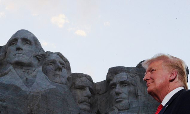 T&ouml;rv&eacute;nyjavaslatot ny&uacute;jtottak be arr&oacute;l, hogy Trump arc&aacute;t is v&aacute;jj&aacute;k bele a Rushmore-hegy sziklafal&aacute;ba