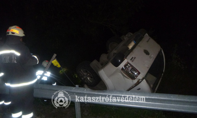 Felborult aut&oacute;hoz riasztott&aacute;k a tűzolt&oacute;kat Somogyszobn&aacute;l