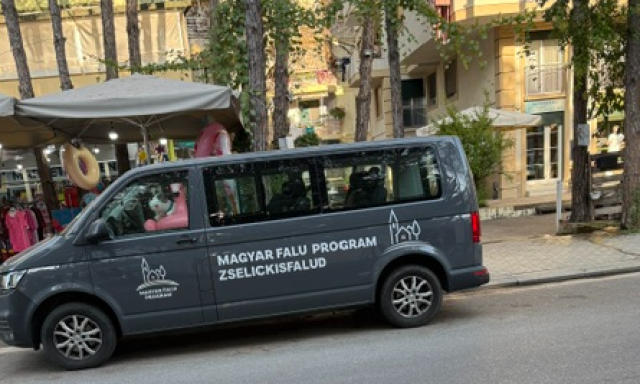 Somogy megyei Magyar Falu programos falubuszt fot&oacute;ztak az alb&aacute;n tengerparton