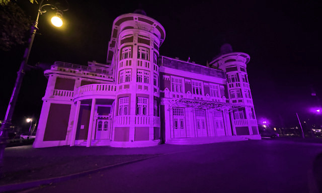 Ma este lil&aacute;ba &ouml;lt&ouml;zik a Csiky Gergely Sz&iacute;nh&aacute;z