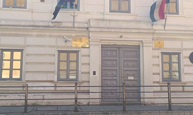 Szolg&aacute;lati fegyver&eacute;vel lett &ouml;ngyilkos egy k&eacute;tgyermekes anya a NAV p&eacute;csi &eacute;p&uuml;let&eacute;ben