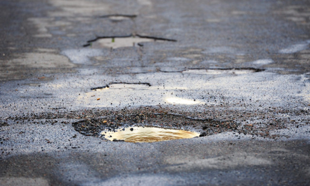 &bdquo;Ennyi k&aacute;ty&uacute;t egyszerre m&eacute;g sosem l&aacute;ttam&rdquo; - Sz&eacute;tfagytak a magyar utak