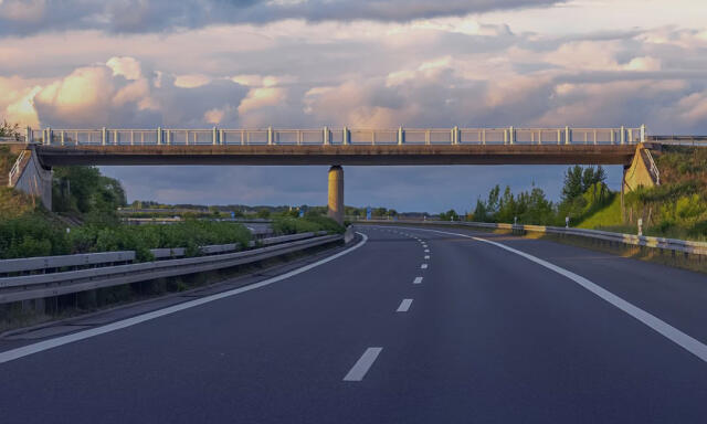 Kaposv&aacute;r &eacute;s Domb&oacute;v&aacute;r k&ouml;z&ouml;tt is aut&oacute;p&aacute;lya-szakaszt &eacute;p&iacute;ten&eacute;nek