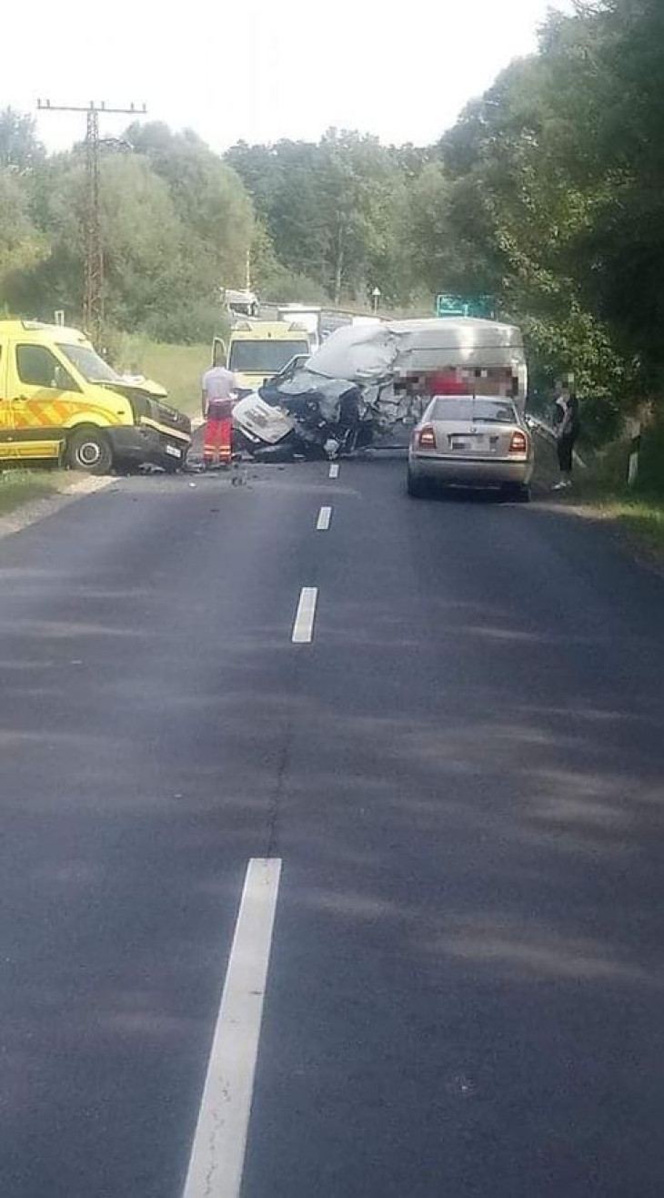 Mentőautó ütközött kisteherautóval Bárdudvarnoknál