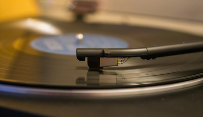 A bakelit lej&aacute;tsz&oacute; l&aacute;tv&aacute;nyosan visszavette a hely&eacute;t a divatban