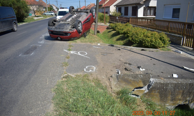 Menet k&ouml;zben pr&oacute;b&aacute;lta be&aacute;ll&iacute;tani a GPS-t, betonh&iacute;dfőnek hajtott &eacute;s felborult