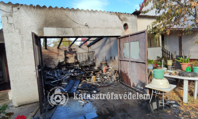 Tűz &uuml;t&ouml;tt ki egy si&oacute;juti lak&oacute;h&aacute;z mell&eacute;k&eacute;p&uuml;let&eacute;ben