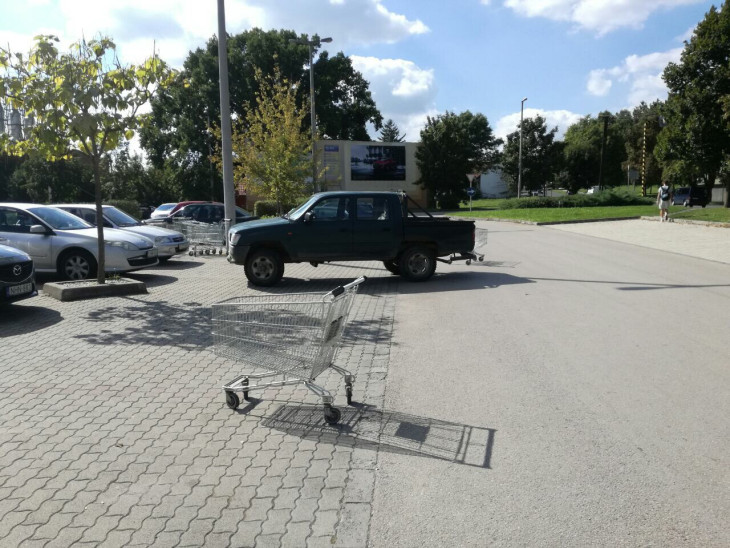 Valami van a kaposvári levegőben... Sorra felejtenek el parkolni a Tescoban