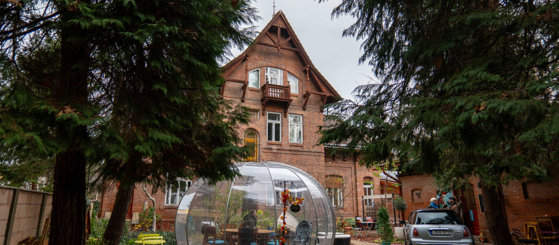 Bagolyv&aacute;r Caff&eacute;B&aacute;r: Kaposv&aacute;r rejtett udvara, ahol lelassul az idő