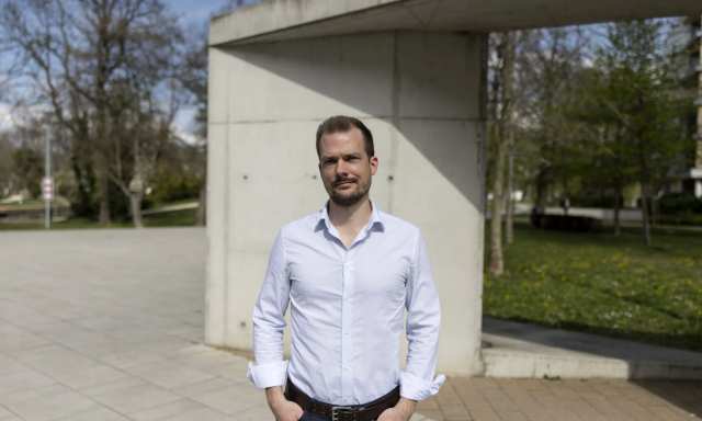 Fel&uuml;l&iacute;rt d&ouml;nt&eacute;sek, fel&uuml;l&iacute;rt bizalom - Egy kutat&oacute; n&eacute;vvel &eacute;s arccal lenyilatkozta, hogy a korm&aacute;ny a szakmai kutat&oacute;i p&aacute;ly&aacute;zatokba is beleny&uacute;l politikai okokb&oacute;l