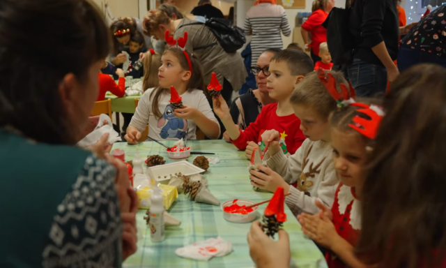 &Uuml;nnepi hangulatban telt a Honv&eacute;d utcai Tag&oacute;voda Adventi estje - VIDE&Oacute;