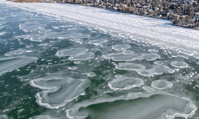 A h&eacute;tv&eacute;g&eacute;n egy kisgyerek alatt beszakadt a Balaton jege
