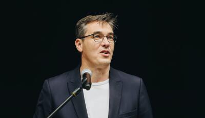 K&oacute;rh&aacute;zba ker&uuml;lt Kar&aacute;csony Gergely