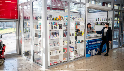 Régi-új telefonos nyílt a Petőfi utcai Aldi mellett - Elköltözött a Lux Phone