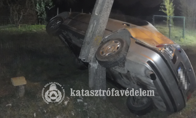 Villanyoszlopnak &uuml;tk&ouml;z&ouml;tt egy aut&oacute; Kaposv&aacute;ron