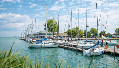 Nagy dob&aacute;s k&eacute;sz&uuml;l a Balatonn&aacute;l: nemzetk&ouml;zi vitorl&aacute;sk&ouml;zpont &eacute;p&uuml;lhet a d&eacute;li parton