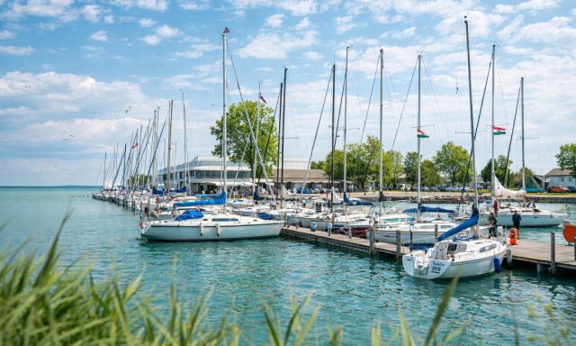 Nagy dob&aacute;s k&eacute;sz&uuml;l a Balatonn&aacute;l: nemzetk&ouml;zi vitorl&aacute;sk&ouml;zpont &eacute;p&uuml;lhet a d&eacute;li parton