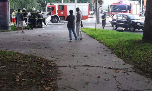 Fejre&aacute;llt egy aut&oacute; a Honv&eacute;d &eacute;s a 48-as kereszteződ&eacute;s&eacute;ben - tűzolt&oacute;k, mentő a helysz&iacute;nen