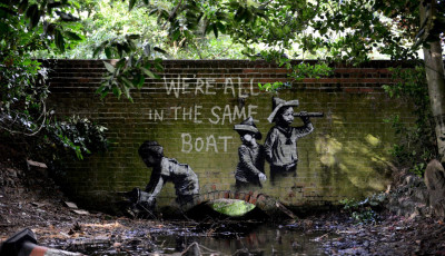 Lehets&eacute;ges Banksy alkot&aacute;sok tűntek fel Anglia t&ouml;bb partvid&eacute;ki v&aacute;ros&aacute;ban