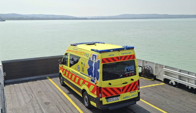 A Balatonon kereszt&uuml;l sz&aacute;ll&iacute;tottak beteget a kaposv&aacute;ri mentős&ouml;k