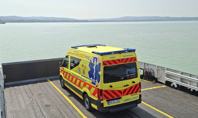 A Balatonon kereszt&uuml;l sz&aacute;ll&iacute;tottak beteget a kaposv&aacute;ri mentős&ouml;k