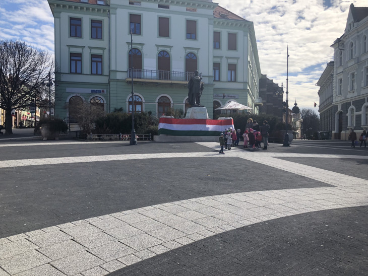 Ovis csoportoktól hangos a belváros - Egyre több nemzeti színű alkotás ékesíti a Kossuth szobrot