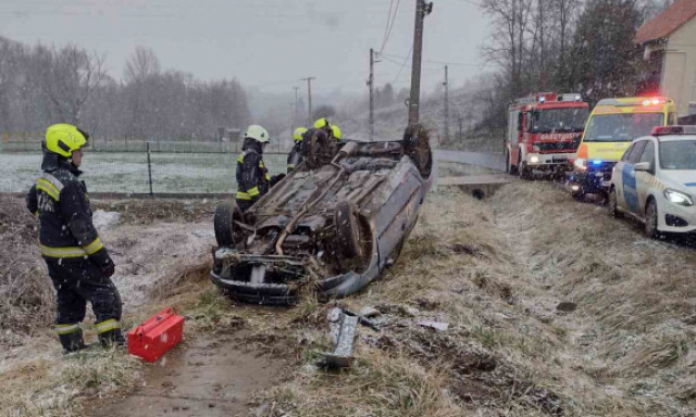 A tetej&eacute;re borulva landolt egy aut&oacute; Kaposszerdahelyen