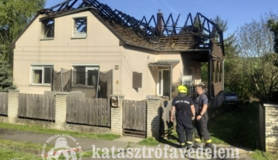 Teljes eg&eacute;sz&eacute;ben &eacute;gett egy h&aacute;z tetőszerkezete Szenn&aacute;ban szombaton