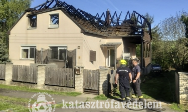 K&eacute;peken a le&eacute;gett, &eacute;s lakhatatlann&aacute; v&aacute;lt szennai h&aacute;z