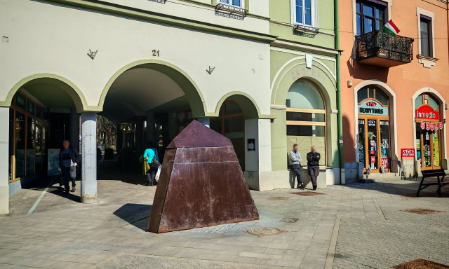 Bez&aacute;rt a kaposv&aacute;ri Zsolnay &uuml;zlet &ndash; eltűnt egy eleg&aacute;ns kirakat a Fő utc&aacute;r&oacute;l