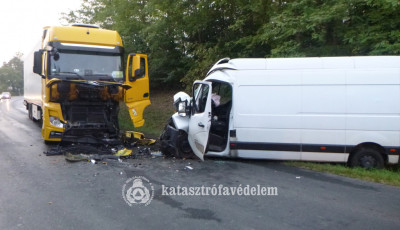 Front&aacute;lisan &uuml;tk&ouml;z&ouml;tt egy furgon &eacute;s egy kamion L&aacute;bodn&aacute;l