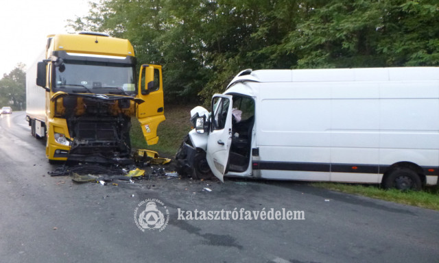 Front&aacute;lisan &uuml;tk&ouml;z&ouml;tt egy furgon &eacute;s egy kamion L&aacute;bodn&aacute;l