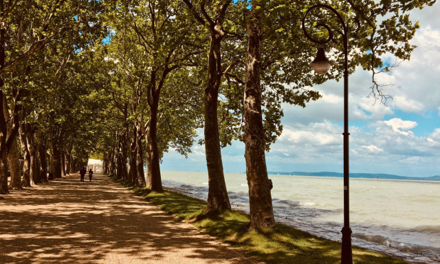 November 5-től fizetni kell, ha valaki Balatonf&ouml;ldv&aacute;rra k&ouml;lt&ouml;zne