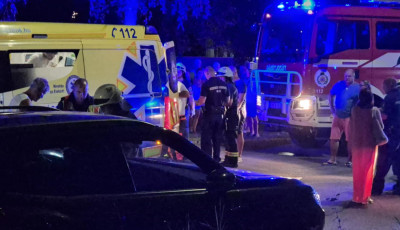 Egy fekete Mercedes l&ouml;k&ouml;tt a parkol&oacute; aut&oacute; al&aacute; egy nőt Si&oacute;fokon