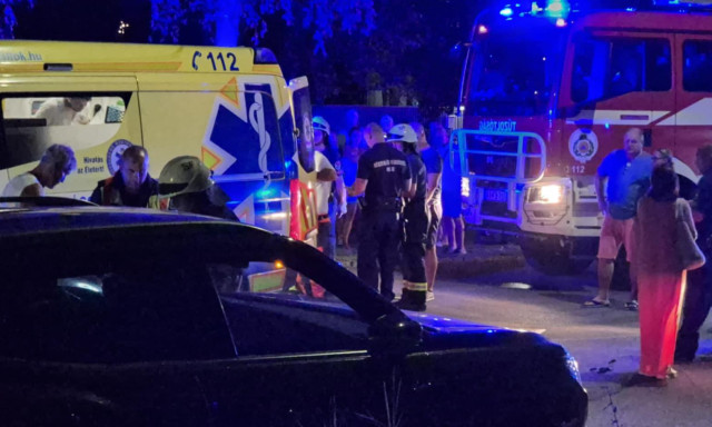 Egy fekete Mercedes l&ouml;k&ouml;tt a parkol&oacute; aut&oacute; al&aacute; egy nőt Si&oacute;fokon