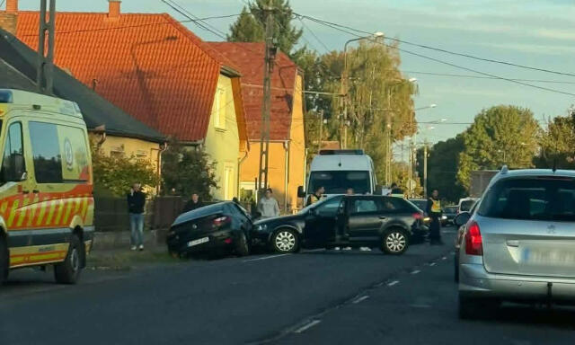 K&eacute;t aut&oacute; karambolozott Bat&eacute; belter&uuml;let&eacute;n &ndash; az egyik az &aacute;rokban landolt