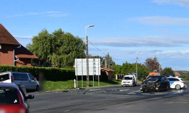 A GPS-t figyelte az &uacute;t helyett, cs&uacute;ny&aacute;n beledurrant a balr&oacute;l &eacute;rkező kocsiba