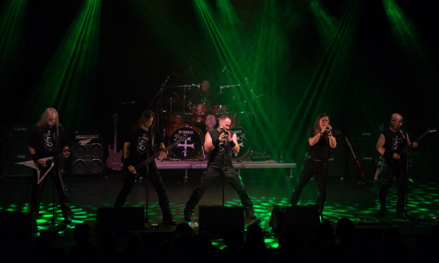 A zenekar, amely &uuml;zenni akar egy eg&eacute;sz nemzed&eacute;knek &ndash; 30 &eacute;ves a Fekete Sereg