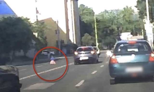 P&eacute;csen az aut&oacute;forgalom k&ouml;z&eacute; keveredett egy j&aacute;t&eacute;kmotoros kisfi&uacute; - VIDE&Oacute;