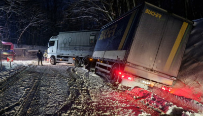 Elakadtak a kamionok a 67-es fő&uacute;ton