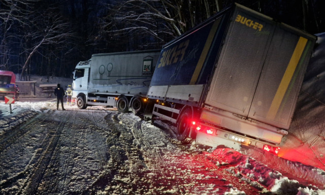 Elakadtak a kamionok a 67-es fő&uacute;ton