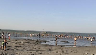 Emberl&aacute;nccal kerest&eacute;k az eltűnt &ouml;t&eacute;ves kisfi&uacute;t a si&oacute;foki strandon