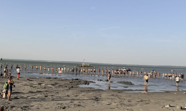 Emberl&aacute;nccal kerest&eacute;k az eltűnt &ouml;t&eacute;ves kisfi&uacute;t a si&oacute;foki strandon