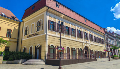 &Uacute;j vend&eacute;gl&aacute;t&oacute;hely ny&iacute;lik Kaposv&aacute;r egyik legpatin&aacute;sabb &eacute;p&uuml;let&eacute;ben &ndash; &uacute;jra &eacute;letre kel a Dorottya H&aacute;z