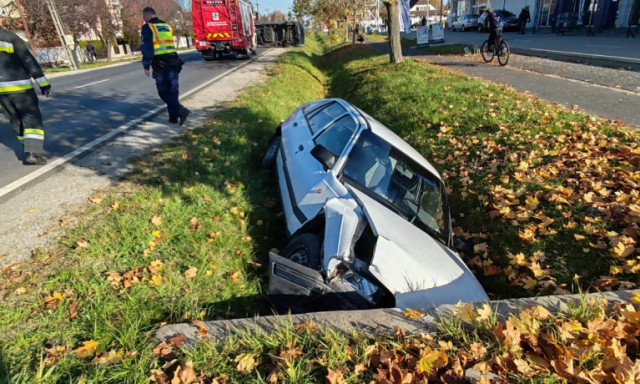 Aut&oacute;balesetek, h&aacute;zt&uuml;zek - Volt dolga a somogyi tűzolt&oacute;knak a h&eacute;tv&eacute;g&eacute;n