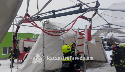 Beomlott egy mobilgar&aacute;zs a h&oacute; s&uacute;lya alatt a Jutai &uacute;ton