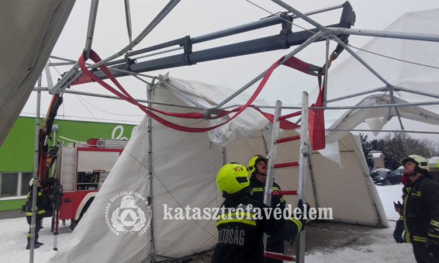 Beomlott egy mobilgar&aacute;zs a h&oacute; s&uacute;lya alatt a Jutai &uacute;ton