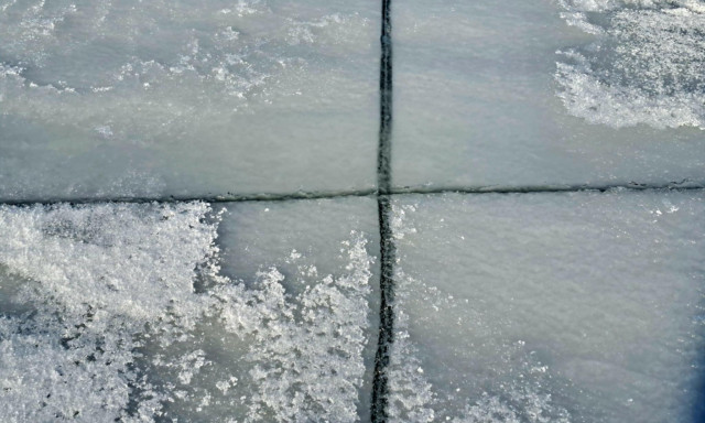 Ritka keresztrian&aacute;s jelent meg a Balaton jeg&eacute;n